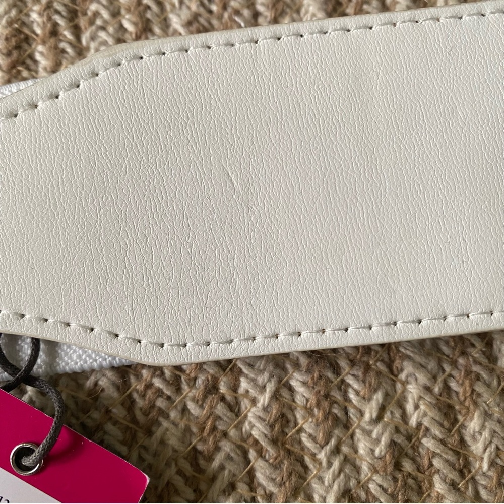 VINCE CAMUTO Elegant White Belt with Western Gold Buckle - Picture 12 of 13